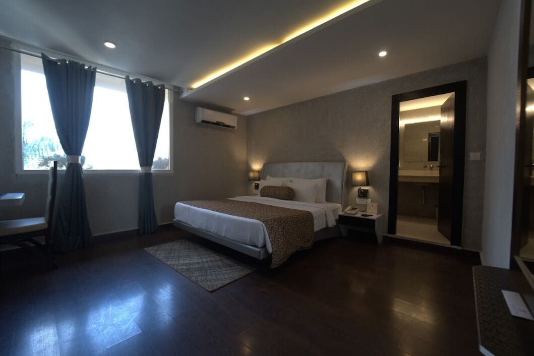 Suite | Hypo-allergenic bedding, minibar, in-room safe, desk