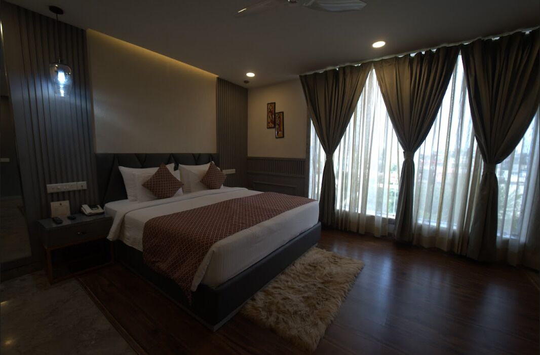 Premium Suite, 1 Bedroom | Hypo-allergenic bedding, minibar, in-room safe, desk