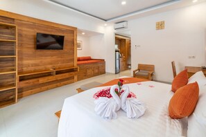 Minibar, coffres-forts dans les chambres, bureau