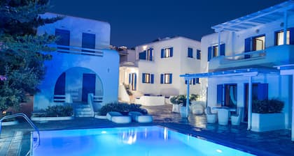 Das Hotel liegt im Herzen von Mykonos-Stadt, im Oasis-Komplex mit einem gemeinsamen Pool!