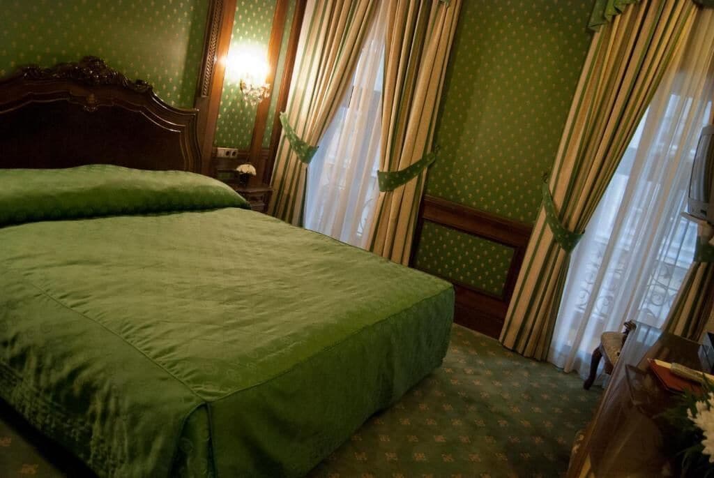 Minibar, in-room safe, desk, iron/ironing board