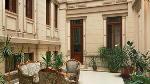Une cour agrémentée de chaises décoratives et de plantes en pot.