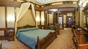Junior Suite | Minibar, in-room safe, desk, iron/ironing board - Hotel Casa Capsa (Bucharest)