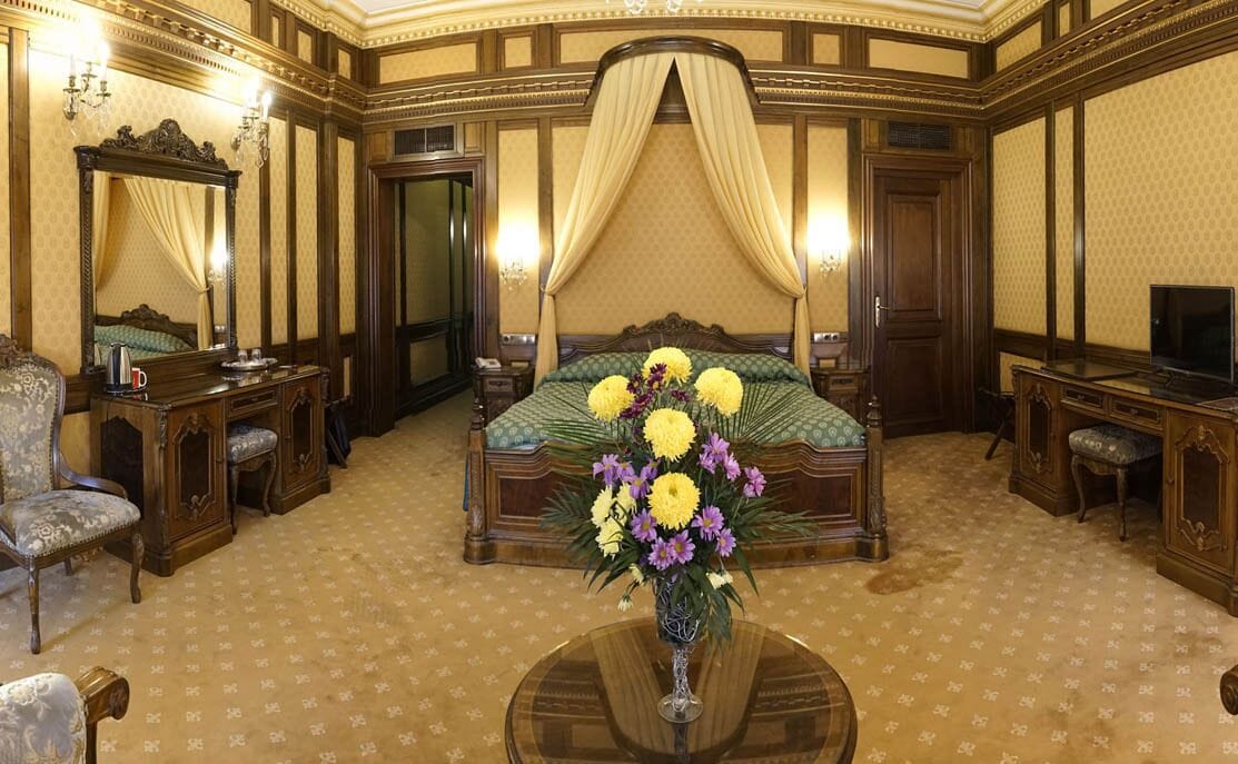 junior suite | 1 bedroom, minibar, in-room safe, desk