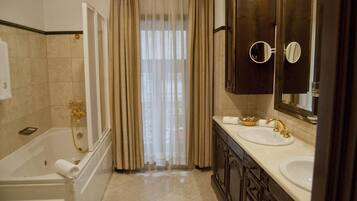 Suíte presidencial | Banheiro | Produtos de toalete grátis, secador de cabelo, roupões de banho