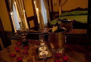 Minibar, caja fuerte, escritorio y tabla de planchar con plancha