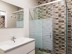 Shower, hair dryer, towels