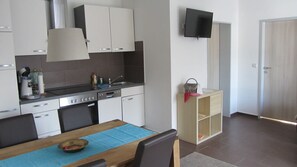 Apartment, Gartenblick (4) | Eigene Küche | Kühlschrank, Ofen, Herdplatte, Wasserkocher mit Kaffee-/Teezubehör