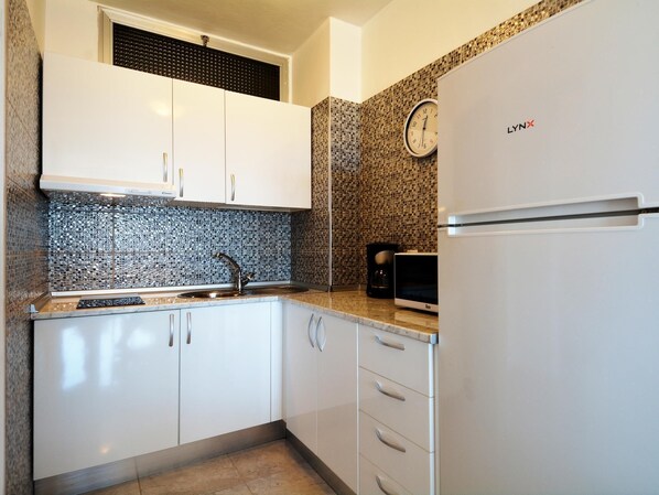 Jääkaappi, mikroaaltouuni, kahvin-/teenkeitin, leivänpaahdin