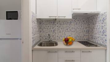 Een koelkast, een microgolfoven, een koffiezetapparaat/waterkoker