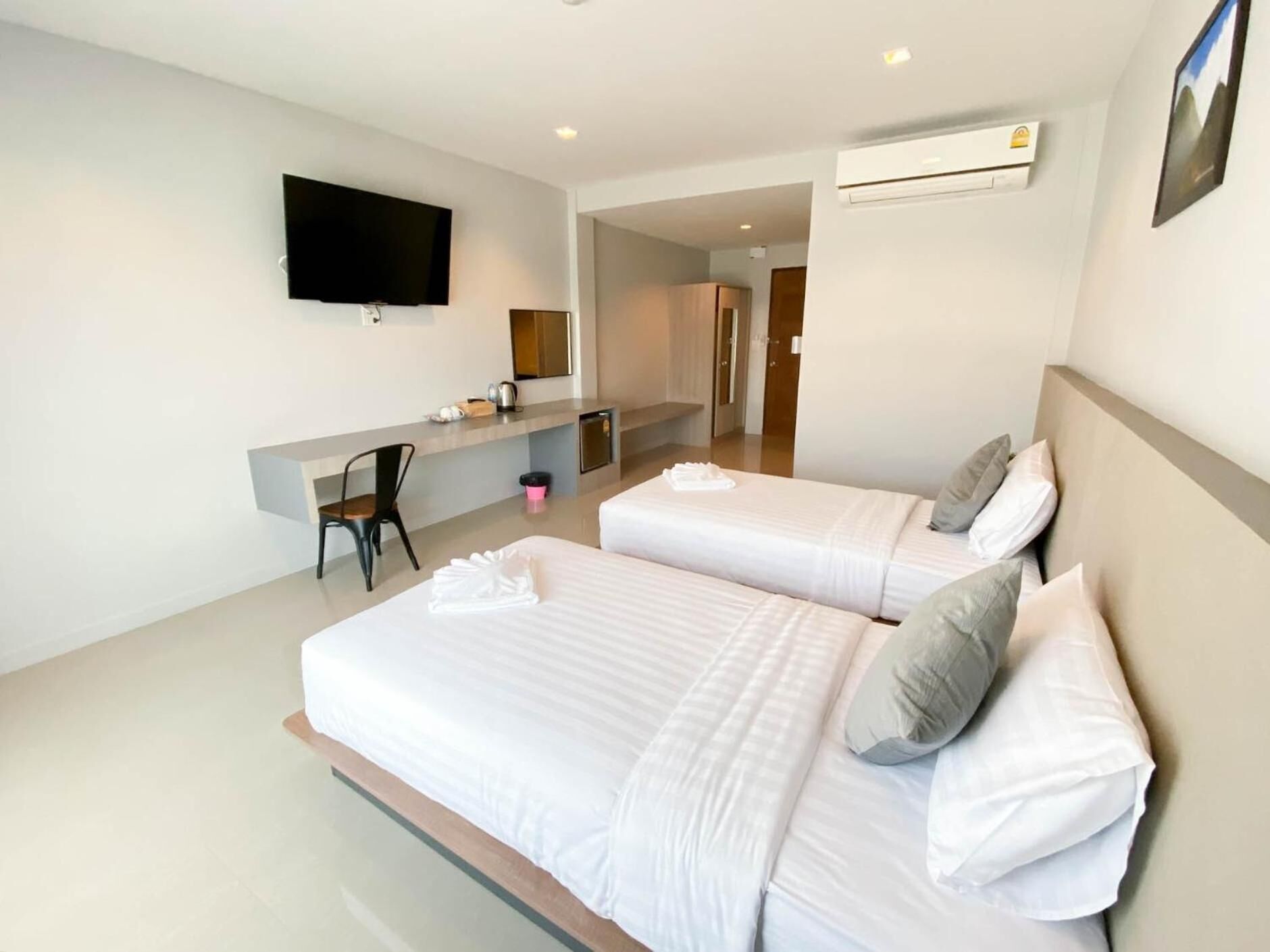 1 bedroom, desk, blackout curtains, soundproofing