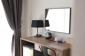 Schreibtisch, Verdunkelungsvorhänge, schallisolierte Zimmer