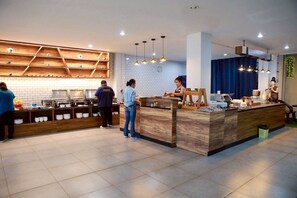 Alimentos y bebidas