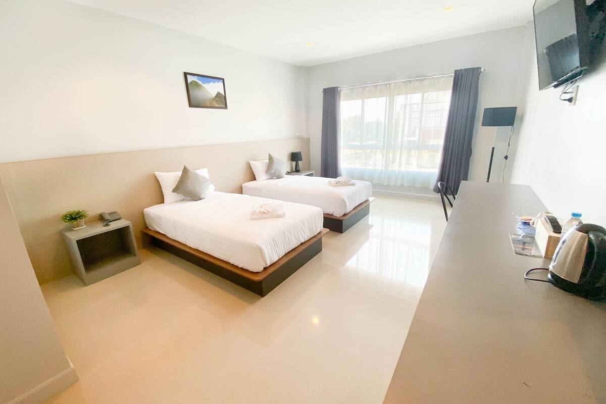 1 bedroom, desk, blackout curtains, soundproofing