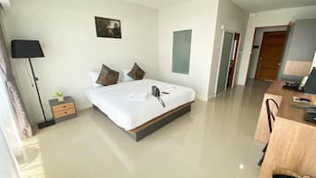 Tallelokero huoneessa, työpöytä, pimennysverhot, äänieristys