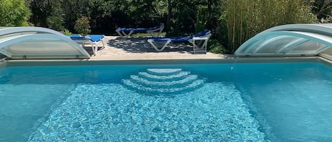 Piscine intérieure, piscine extérieure en saison, chaises longues
