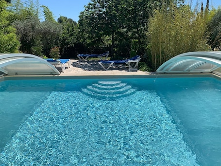 Una piscina techada, una piscina al aire libre de temporada