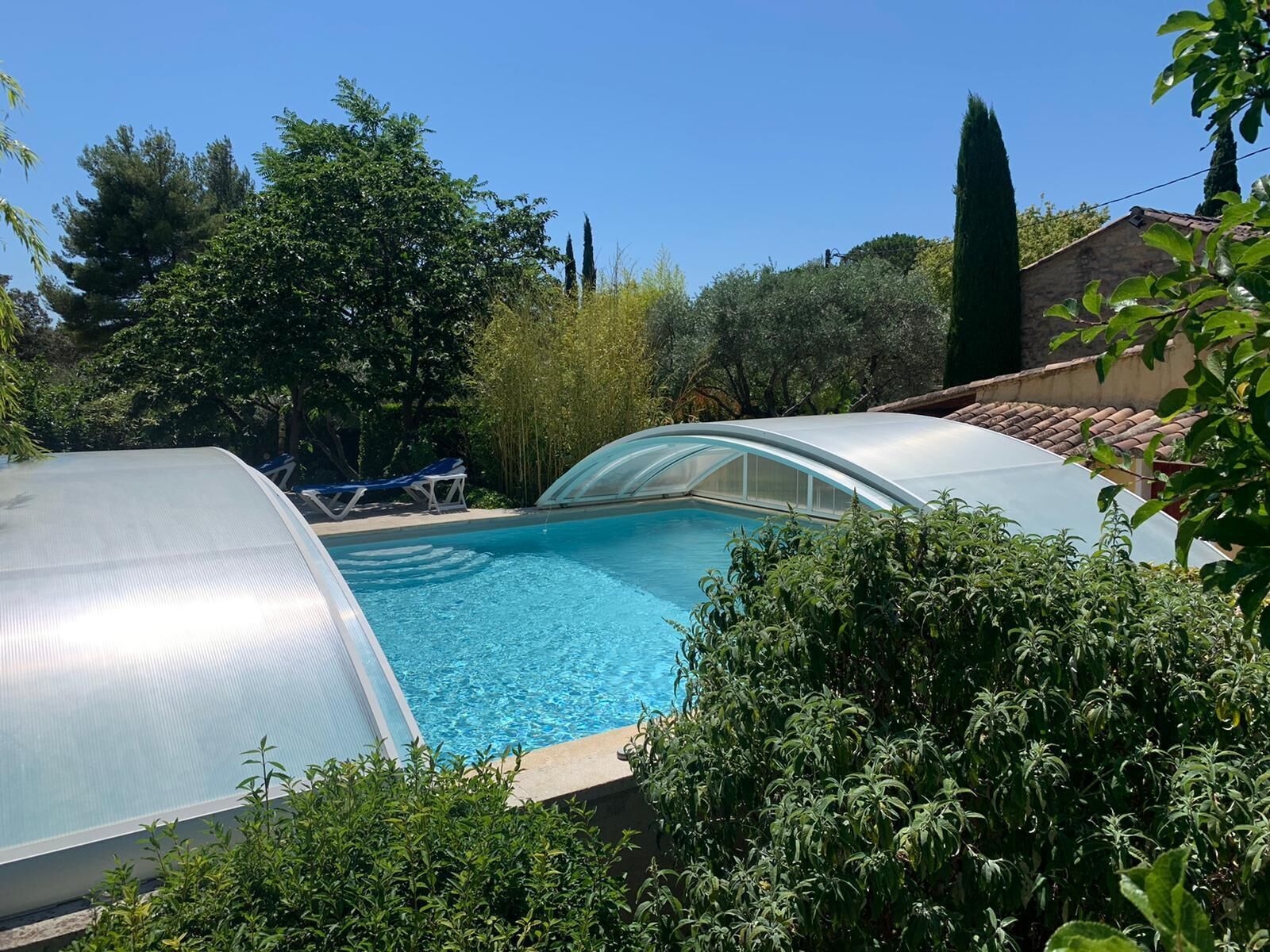 Una piscina cubierta, una piscina al aire libre de temporada, tumbonas