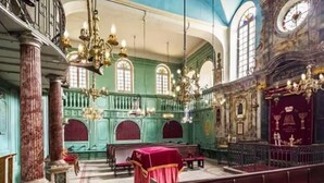 A grand hall with high ceilings, ornate chandeliers, and classical architecture. - Bastide Sainte Agnes (Carpentras)