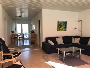 Téléviseur, lecteur de DVD, livres, sélection de musique