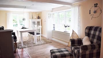 House, 2 Bedrooms (incl.cleaning fee/linen 110/15EUR) | Living area | Flat-screen TV