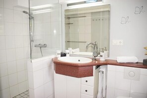 Hus - 2 soveværelser (incl.cleaning fee/linen 110/15EUR) | Badeværelse | Bruser, hårtørrer, håndklæder, Toiletpapir