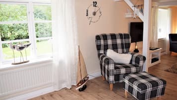 House, 2 Bedrooms (incl.cleaning fee/linen 110/15EUR) | Living area | Flat-screen TV