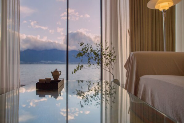 Comfort Suite, 1 Queen Bed, Non Smoking | 1 bedroom, minibar, in-room safe, individually decorated - Qing Pu Villa (Dali)