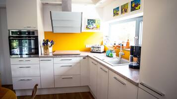 Kühlschrank, Ofen, Geschirrspüler, Wasserkocher mit Kaffee-/Teezubehör