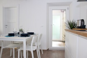 Classic-Apartment, 1 Schlafzimmer | Essbereich im Zimmer