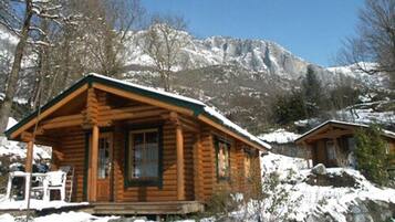 Panoramic Chalet, 2 Bedrooms (Bois Tourmalet) | Blackout drapes, travel crib, WiFi (free), individually decorated