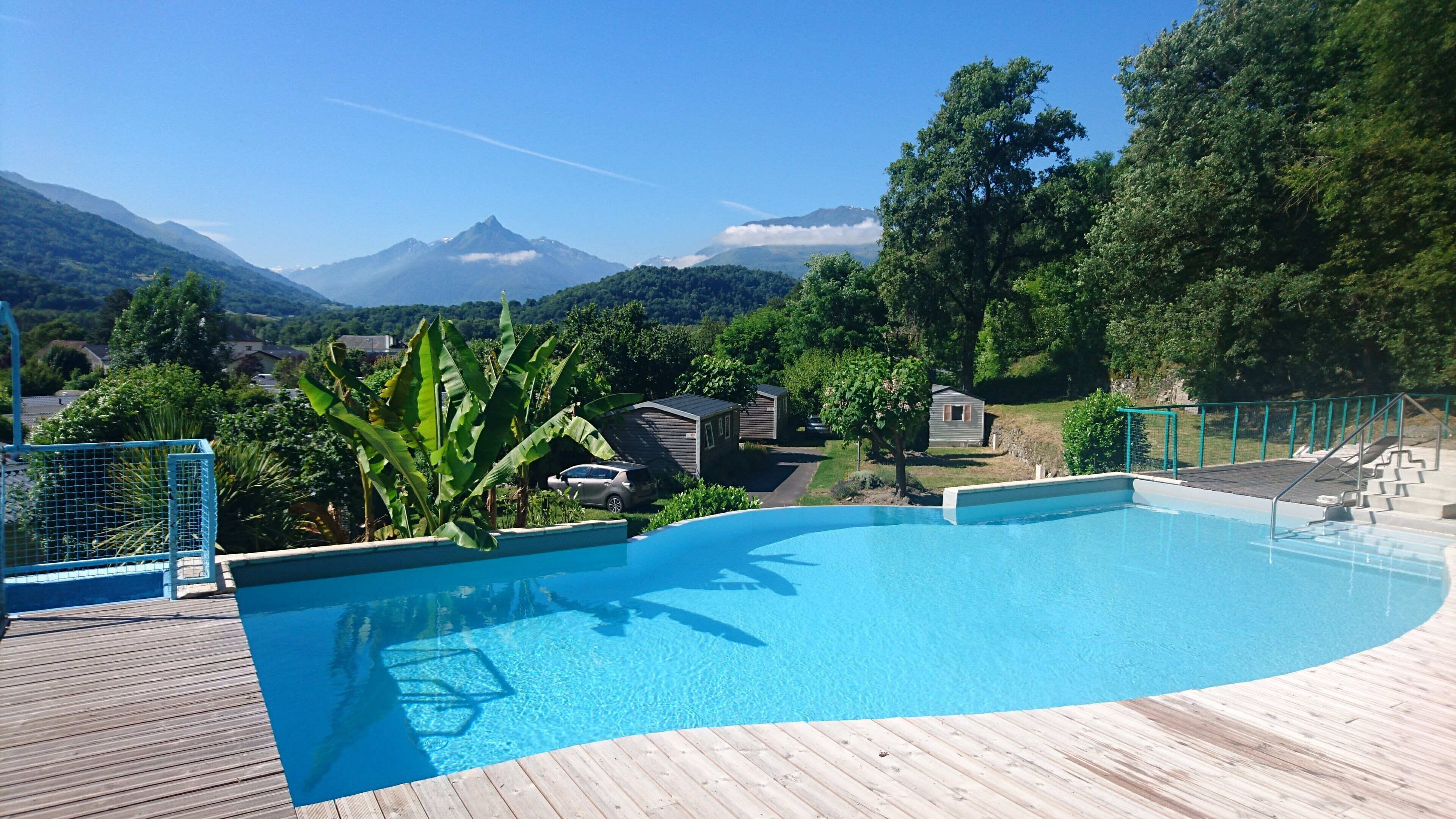 Una piscina al aire libre de temporada (de 10:00 a 20:00), sombrillas