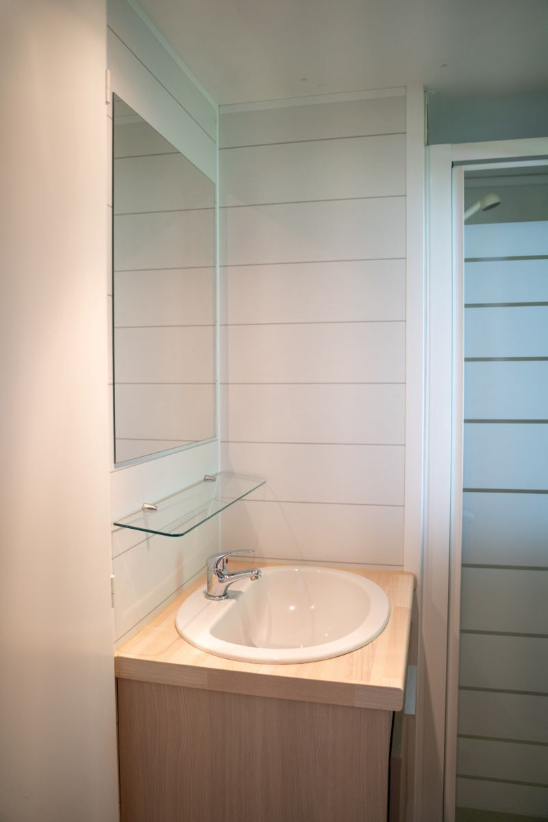 Mobile Home (Gavarnie) | Bathroom | Shower, hair dryer (on request), towels, toilet paper