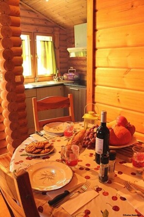 Daily cooked-to-order breakfast (EUR 12 per person)