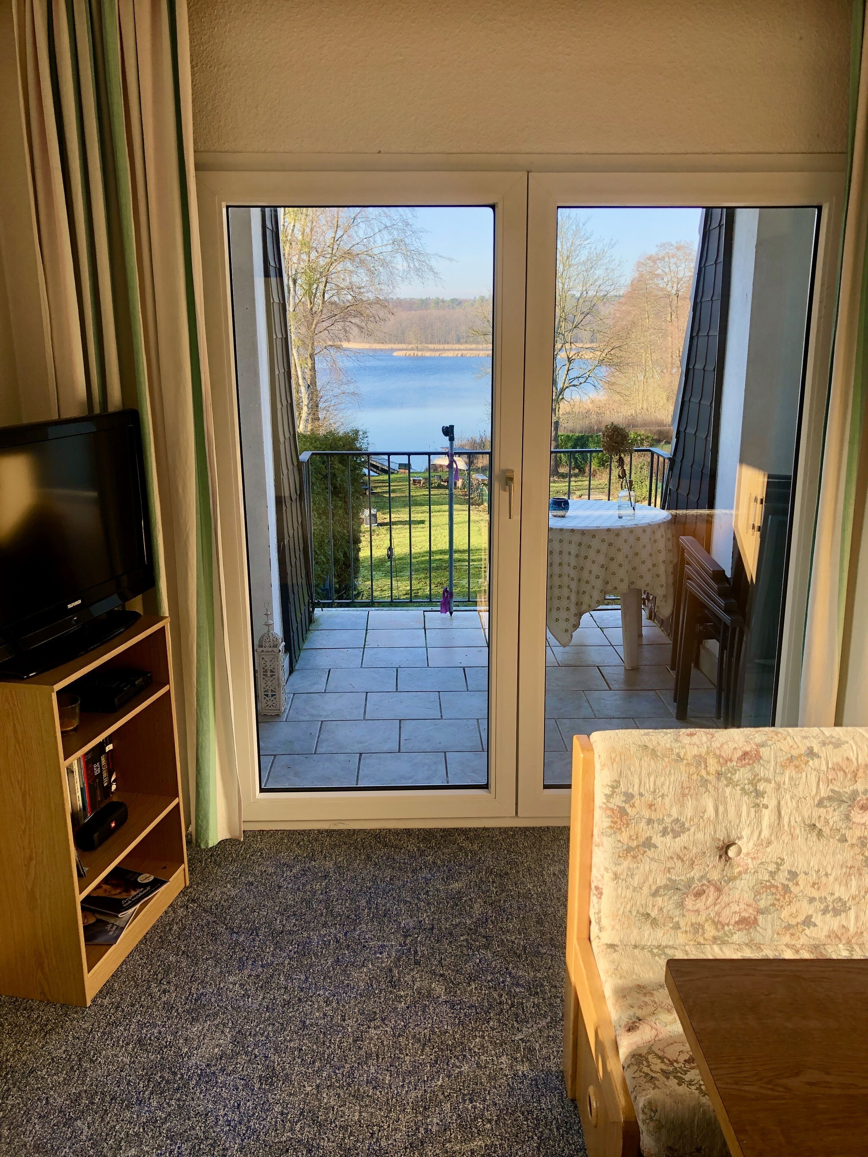 Cozy apartment with direct lake view from the balcony and lake access