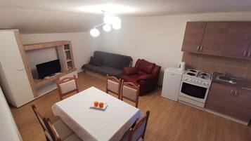 Basic Triple Room, Shared Bathroom | Living area