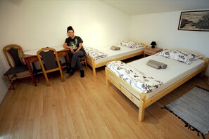 Habitación triple básica, baño compartido | Sistema de insonorización, wifi gratis, ropa de cama