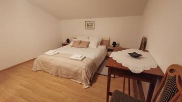 Double Room, Shared Bathroom | Soundproofing, free WiFi, bed sheets