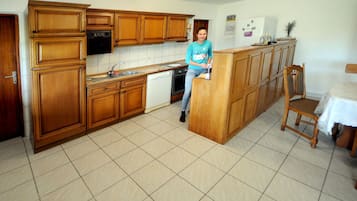 Refrigerador, tetera eléctrica y utensilios de cocina 