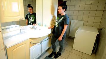 Baignoire, sĂšche-cheveux, serviettes fournies, savon