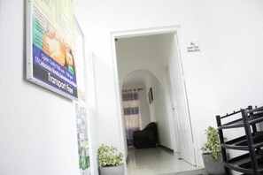 تلفزيون إل إي دي بحجم 32-بوصة يعرض قنوات فضائية، تلفزيون