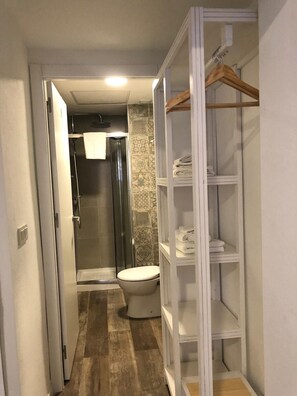 Deluxe Double Room | Bathroom shower
