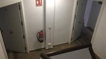 Een kluis op de kamer, geluiddichte muren, een strijkplank/strijkijzer