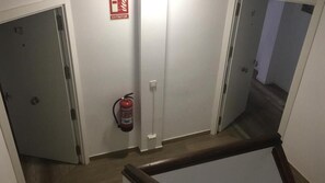 Caja de seguridad en la habitación y sistema de insonorización