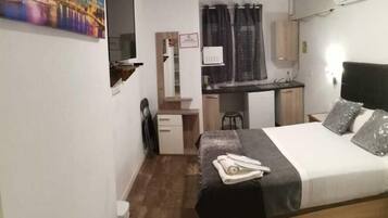 Deluxe tweepersoonskamer | Een kluis op de kamer, geluiddichte muren, een strijkplank/strijkijzer