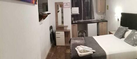 Habitación doble Deluxe | Caja de seguridad en la habitación y insonorización