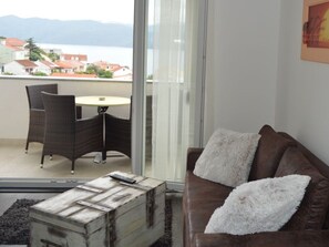 TV - Apartment by the sea with Poll (Komarna)