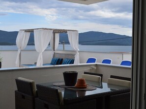 Outdoor dining - Apartment by the sea with Poll (Komarna)