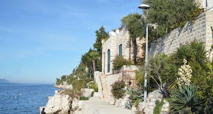 Apartment by the sea with Poll