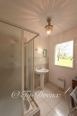 Double Room | Bathroom | Towels - ty dreux (Saint-Thegonnec Loc-Eguiner)